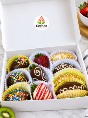 Trozos de kiwi, manzana verde y fresas cubiertas de chocolate gourmet