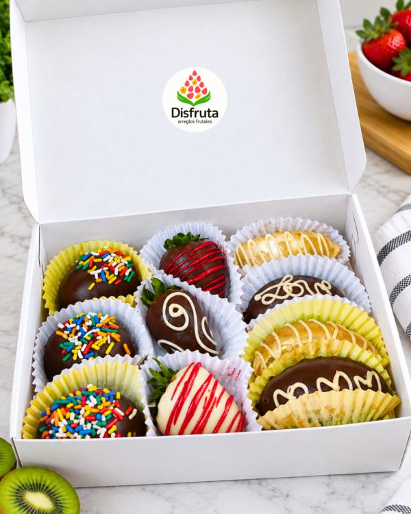 Trozos de kiwi, manzana verde y fresas cubiertas de chocolate gourmet