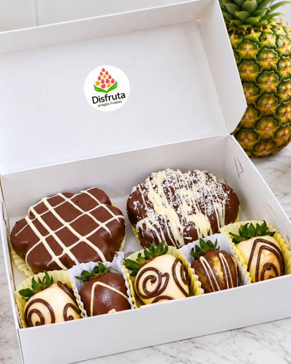 Exquisita piña oro miel en forma de girasol y fresas cubiertas de chocolate gourmet