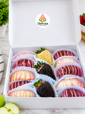 Trozos de manzana verde y fresas cubiertas de chocolate gourmet