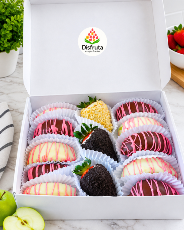 Trozos de manzana verde y fresas cubiertas de chocolate gourmet