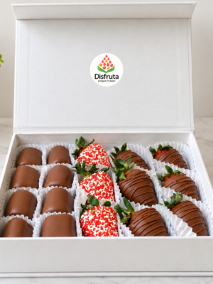 Caja de masmelos y fresas cubiertas del mas exquisito chocolate