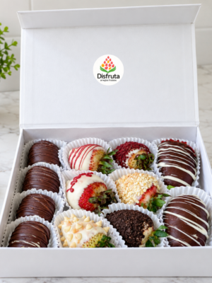 Caja de masmelos, fresas trozos de manzana verde cubiertas de chocolate