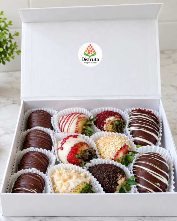 Caja de masmelos, fresas trozos de manzana verde cubiertas de chocolate