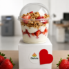 Parfait: Yogurt griego semi dulce, fresas y granola para regalar.