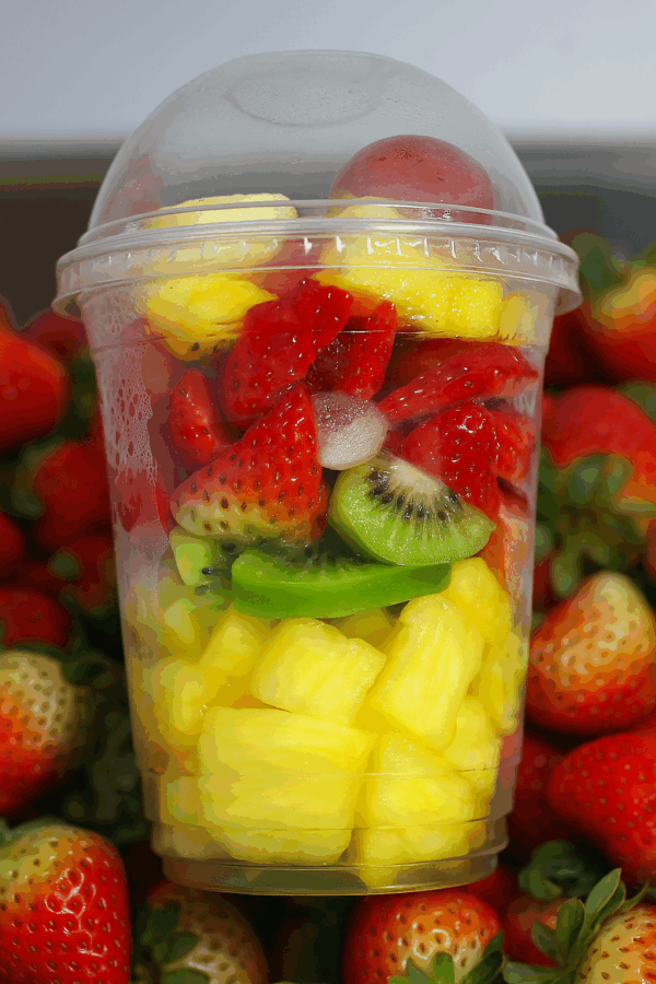 Ensalada de Frutas vaso 12oz Ensalada de frutas frescas en vaso de 12 oz con empaque de regalo de Disfruta Arreglos Frutales