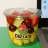 Ensalada de frutas frescas en vaso de 9 oz con empaque de regalo de Disfruta Arreglos. Frutales Ensalada de frutas frescas en vaso de 9 oz con empaque de regalo de Disfruta Arreglos.