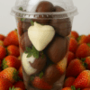 Fresas cubiertas de chocolate decoradas en vaso 12 oz de Disfruta Arreglos Frutales