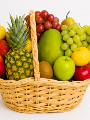 Hermosa y elegante canasta de selectas frutas frescas