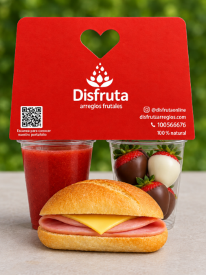 Refrigerio o merienda con jugo de fresa, sándwich y sándwich