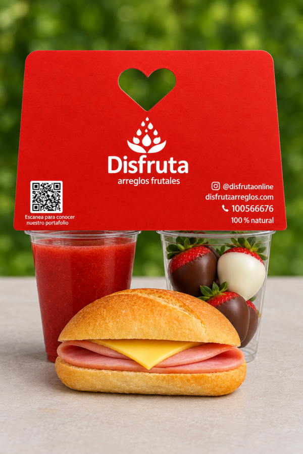 Refrigerio o merienda con jugo de fresa, sándwich y sándwich
