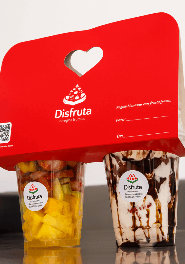 Merienda saludable: frutas y fresas con crema Combo saludable con ensalada de frutas y fresas con crema en vaso