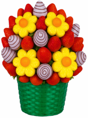 Arreglo frutal en base verde con flores de frutas frescas.